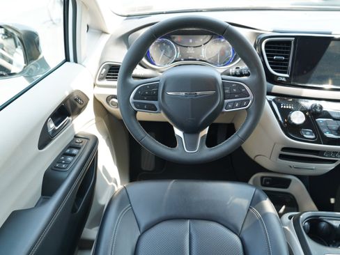 Used 2024 Chrysler Pacifica Touring-L FWD image 11