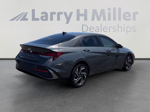 Used 2025 Hyundai Elantra Sport FWD image 5