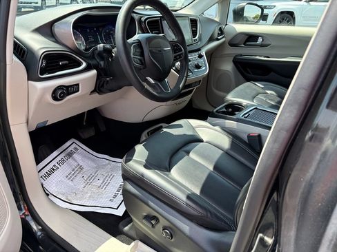 Used 2023 Chrysler Pacifica Touring-L FWD image 15