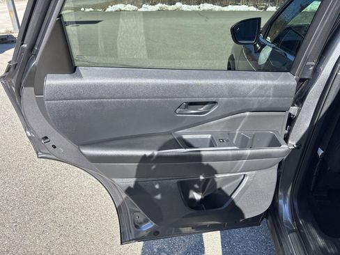 Used 2025 Nissan Pathfinder SV image 16