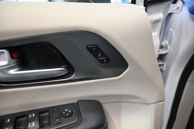Used 2024 Chrysler Pacifica Touring-L FWD image 29
