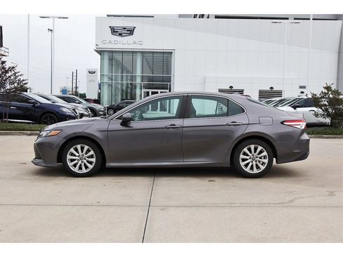Used 2019 Toyota Camry LE image 3