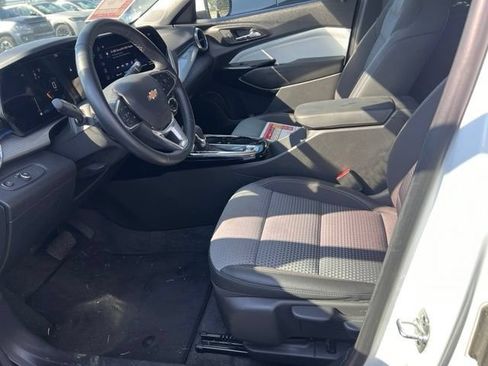 Certified 2025 Chevrolet Trax LT w/ LT Convenience Package FWD image 9