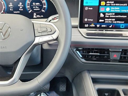 New 2025 Volkswagen Tiguan SE image 23