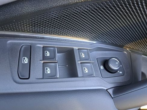 New 2026 Volkswagen Tiguan SE image 17