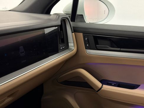 Used 2024 Porsche Cayenne S image 38