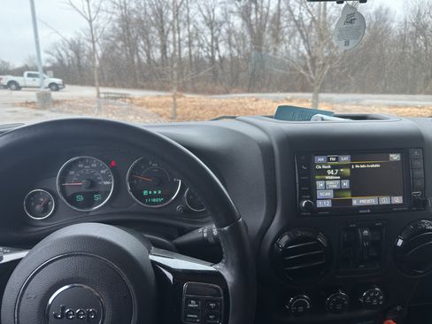 Used 2015 Jeep Wrangler Unlimited Sahara image 9