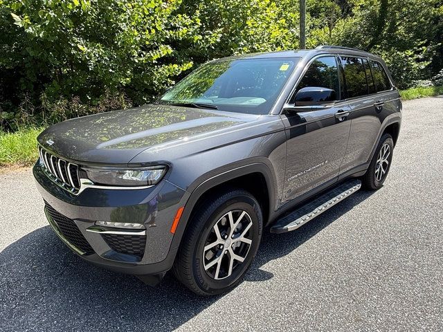 Used 2023 Jeep Grand Cherokee Limited AWD/4WD image 2