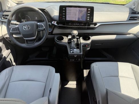 Used 2024 Toyota Sienna XLE w/ XLE Plus Package FWD image 3