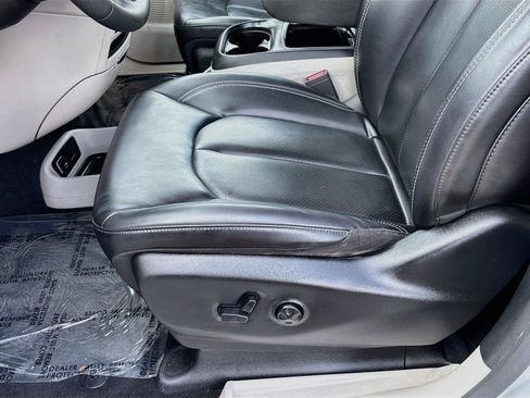 Used 2023 Chrysler Pacifica Touring-L FWD image 18