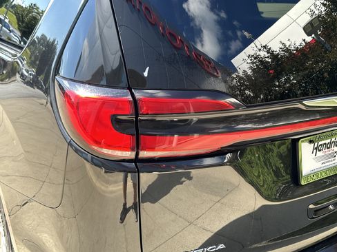 Used 2023 Chrysler Pacifica Touring-L FWD image 12
