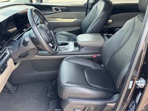 Used 2025 Kia Carnival FWD image 7