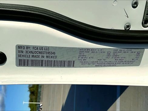 Used 2025 Jeep Compass Limited image 30