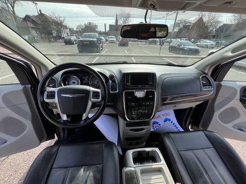 Used 2011 Chrysler Town & Country Touring-L w/ Entertainment Group #2 FWD image 26