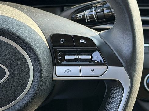 Used 2025 Hyundai Elantra SEL image 14