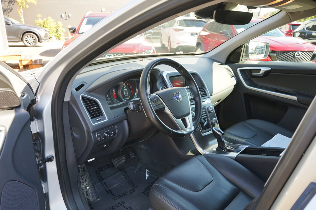 Used 2015 Volvo XC60 T6 w/ Proximity Package AWD/4WD image 17