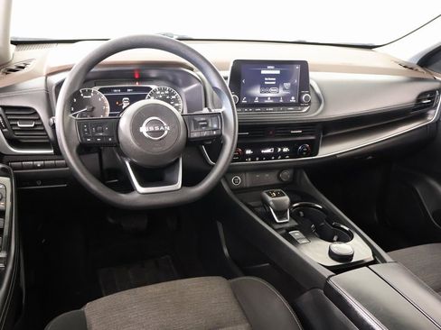 Used 2023 Nissan Rogue SV image 2