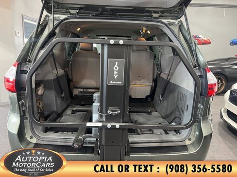 Used 2019 Toyota Sienna XLE image 11
