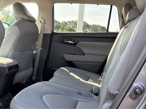 Used 2021 Toyota Highlander XLE AWD/4WD image 11