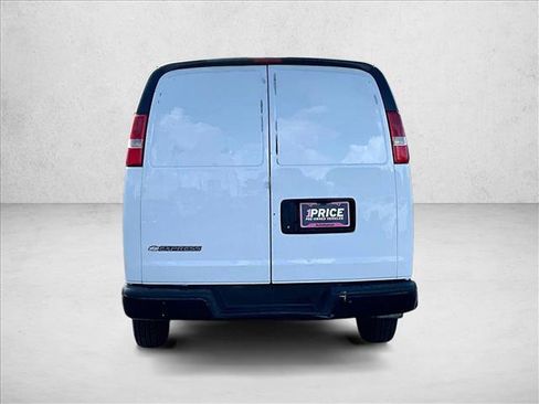 Used 2018 Chevrolet Express 2500 RWD image 4