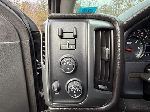 Used 2018 Chevrolet Silverado 2500 LT w/ LT Convenience Package image 11
