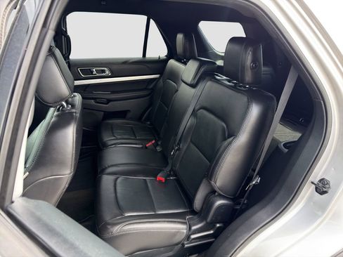 Used 2017 Ford Explorer XLT w/ Equipment Group 202A FWD image 13