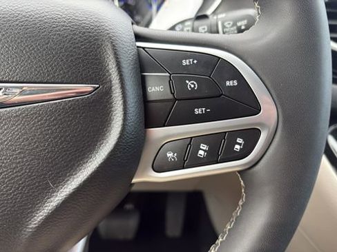 Used 2024 Chrysler Pacifica Touring-L image 15