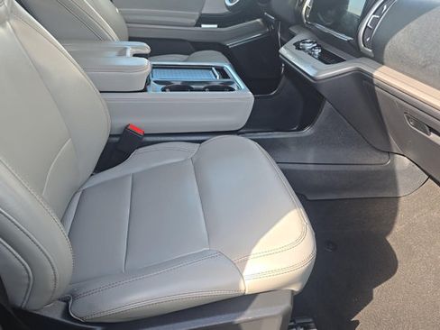 Used 2025 Ford Expedition Active AWD/4WD image 10