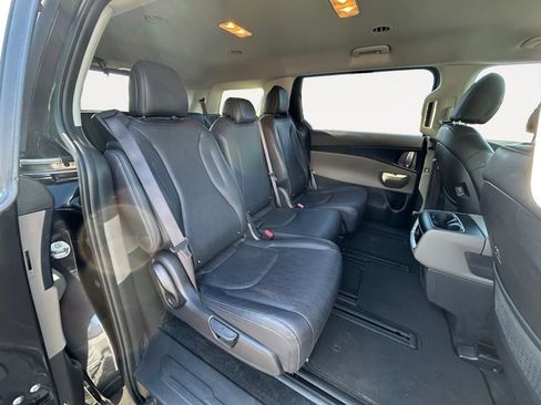 Used 2025 Kia Carnival FWD image 24