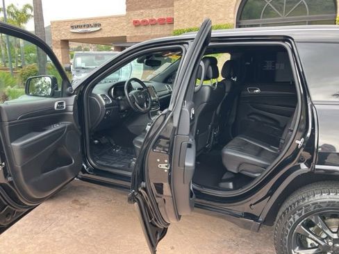 Used 2021 Jeep Grand Cherokee Laredo X RWD image 3