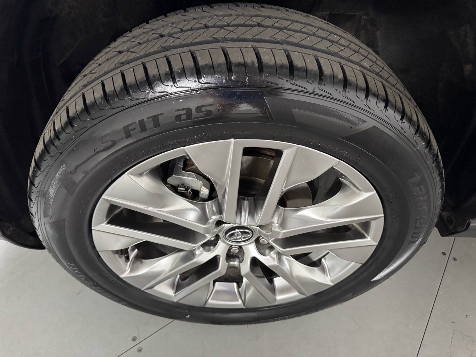 Used 2020 Toyota RAV4 Limited FWD image 9