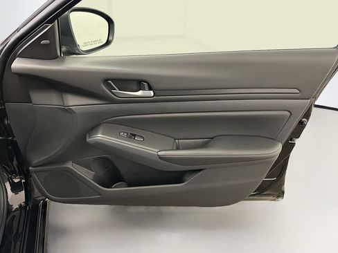 Used 2025 Nissan Altima 2.5 SV FWD image 32