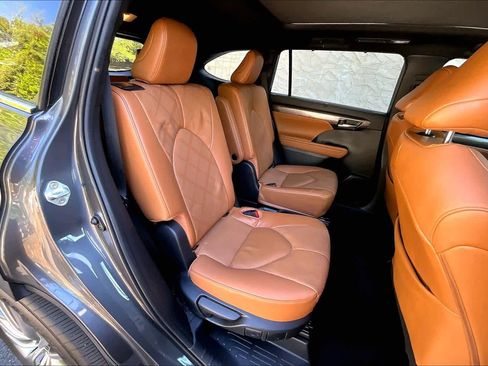 Used 2023 Toyota Highlander Platinum image 20