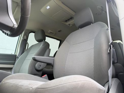 Used 2008 Chrysler Town & Country Touring FWD image 12
