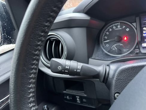 Used 2019 Toyota Tacoma TRD Sport image 17