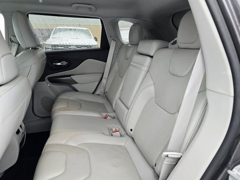 Used 2019 Jeep Cherokee Limited image 12