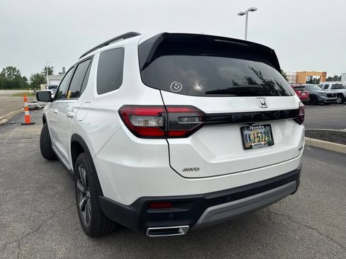 Used 2025 Honda Pilot Touring image 9