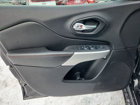 Used 2018 Jeep Cherokee Trailhawk w/ Cold Weather Group image 10