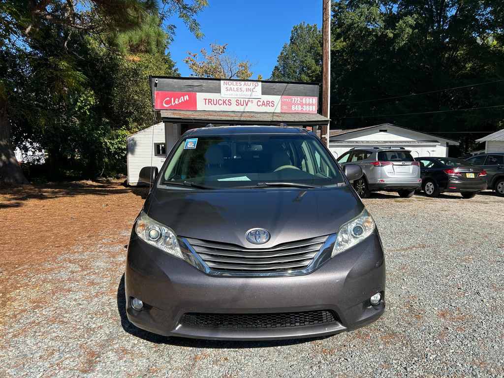 Used 2014 Toyota Sienna XLE FWD image 2