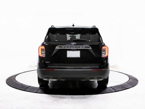 Used 2023 Ford Explorer XLT image 6