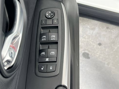 Used 2022 Jeep Cherokee Latitude Lux w/ Sun & Sound Group AWD/4WD image 17