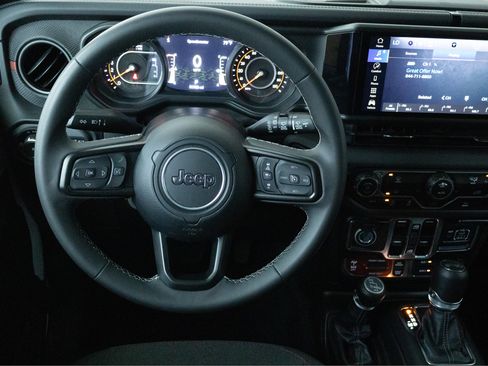 Used 2025 Jeep Wrangler Unlimited Rubicon AWD/4WD image 11