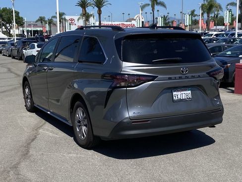 Certified 2026 Toyota Sienna XLE FWD image 4