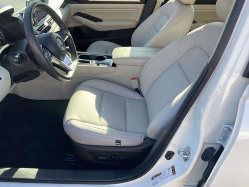 Used 2022 Nissan Altima 2.5 SV w/ SV Premium Package image 6