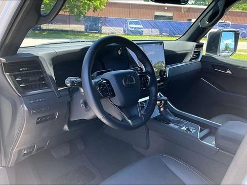 Used 2025 Lexus GX 550 w/ Accessory Package (2T) AWD/4WD image 11