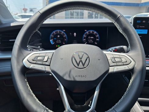 New 2025 Volkswagen Tiguan SE image 20