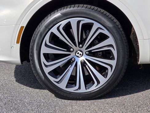 Used 2022 Bentley Bentayga AWD/4WD image 9