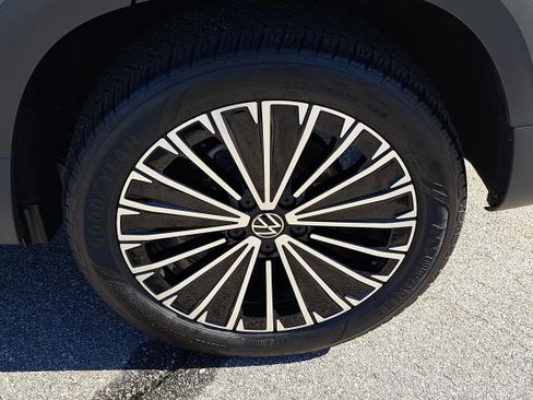 Certified 2025 Volkswagen Taos SE image 30