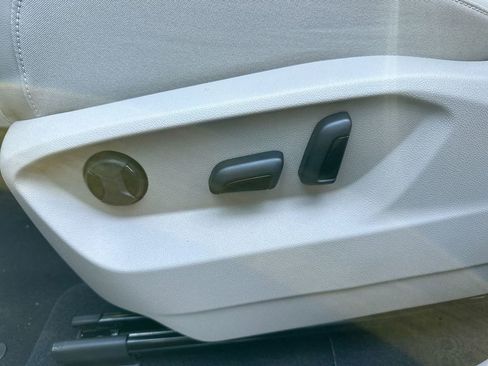 New 2025 Volkswagen Atlas SE image 39