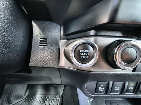 Used 2021 Toyota Tacoma TRD Off-Road w/ TRD Premium Off Road Package AWD/4WD image 16